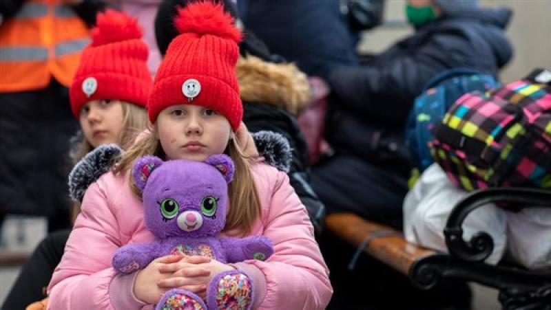فرنسا تمدد تعليق إجراءات التبني للأطفال الأوكرانيين 