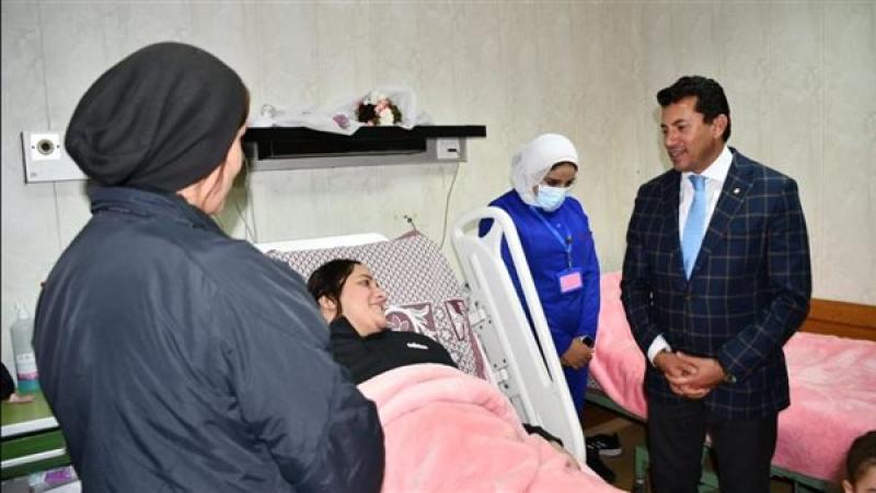 وزير الرياضة يزور اللاعبة نهلة رمضان في المستشفى 