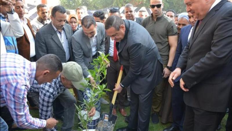 وزير التنمية المحلية ومحافظ قنا يغرسان شجرة بقرية خزام