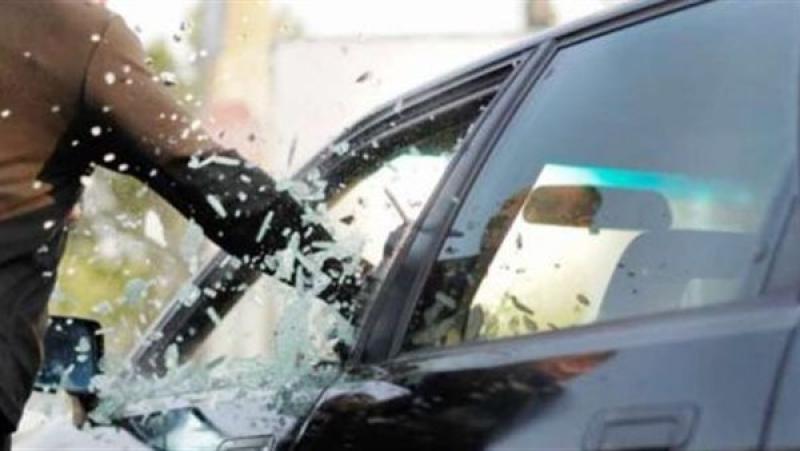 كسر زجاج 3 سيارات لسرقتها بالقاهرة
