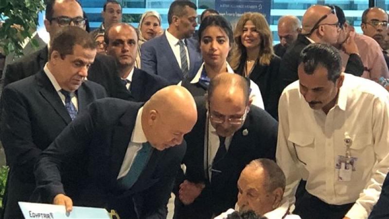 وزير الطيران المدني يهدي أكبر حجاج القرعة سنًا تذكرة مجانية