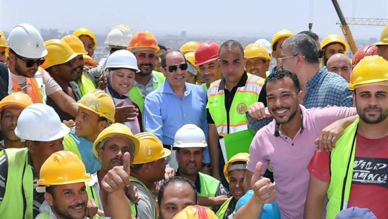 صورة تذكارية للرئيس السيسي وسط العمال والمهندسين