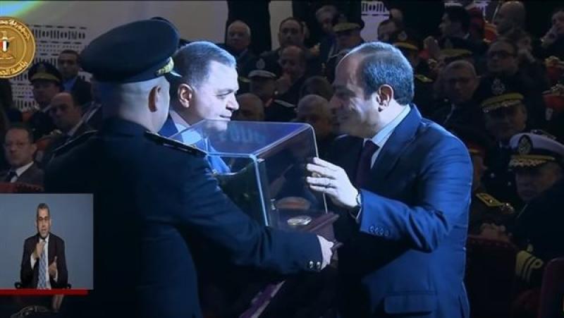 وزير الداخلية يقدم هدية تذكارية للرئيس السيسي خلال حفل عيد الشرطة