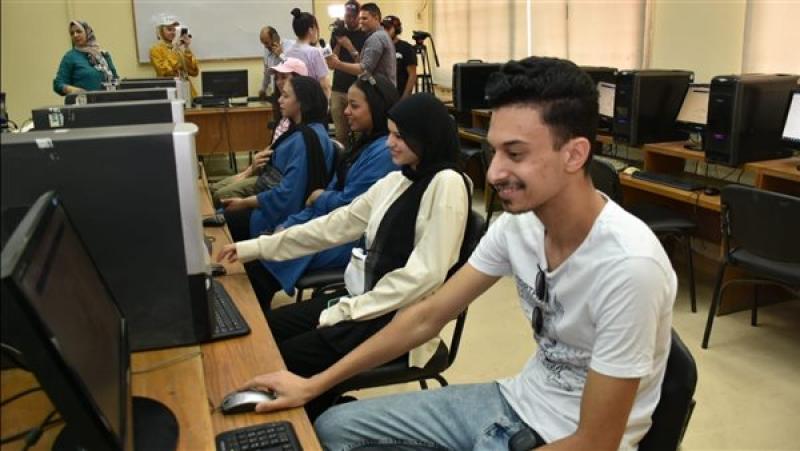 طلاب الصف الأول الثانوي