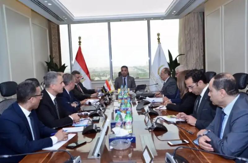 وزير التموين خلال الاجتماع