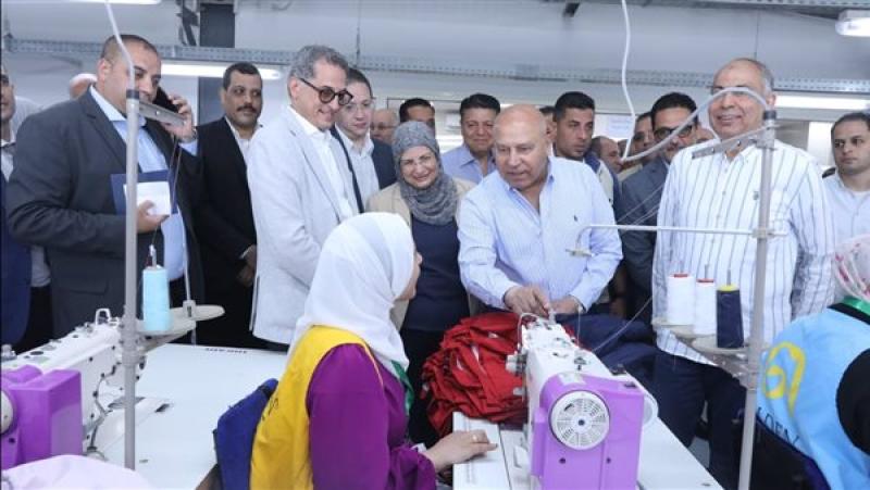وزير الصناعة يتفقد منطقة المطاهرة الصناعية بالمنيا