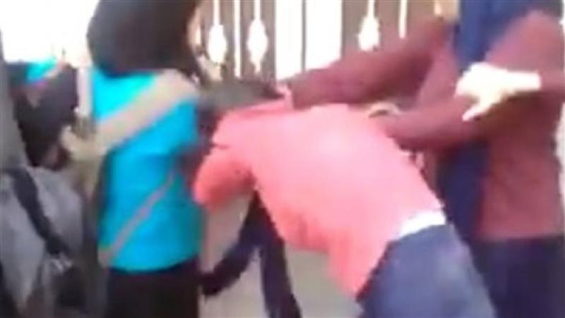طالبة تعتدي على زميلتها
