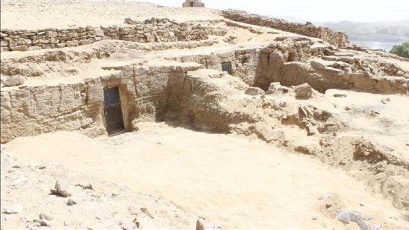 الكشف عن ثلاثة مقابر جديدة