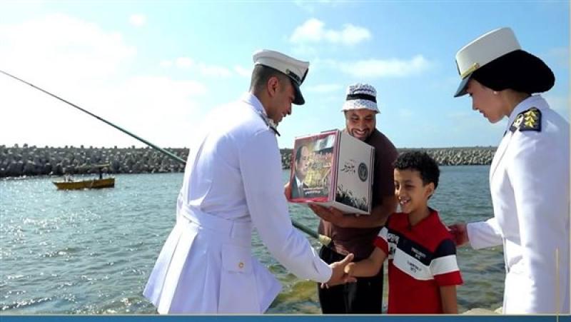 الداخلية توزع مساعدات عينية على الأهالي