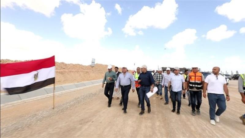 وزير النقل يتفقد مشروع القطار الكهربائي