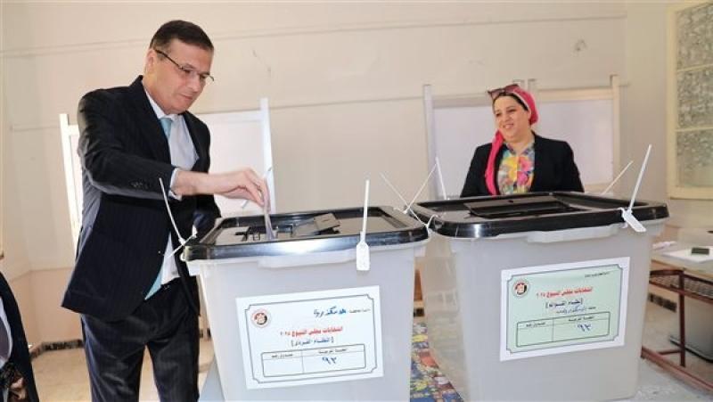 وزير الزراعة يدلي بصوته