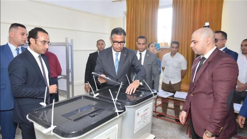 وزير التموين يدلي بصوته 