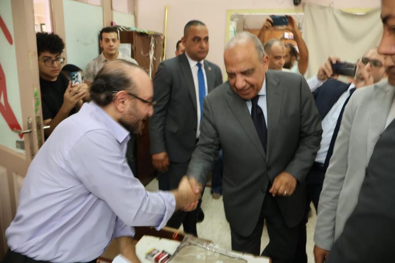 وزير الكهرباء يدلي بصوته