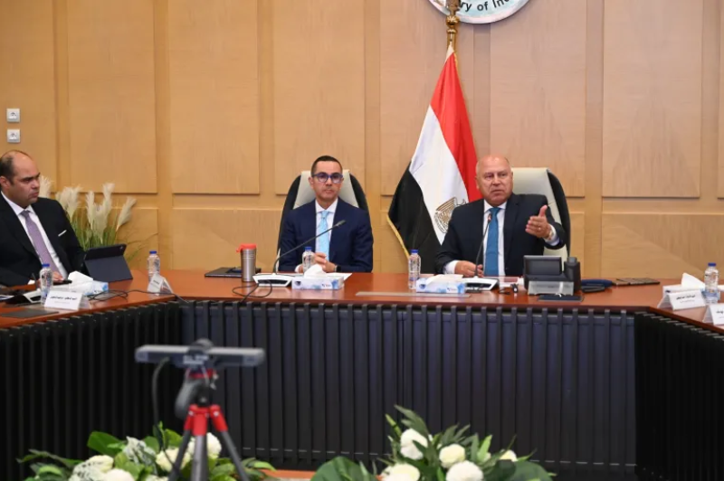 وزير الصناعة خلال الاجتماع