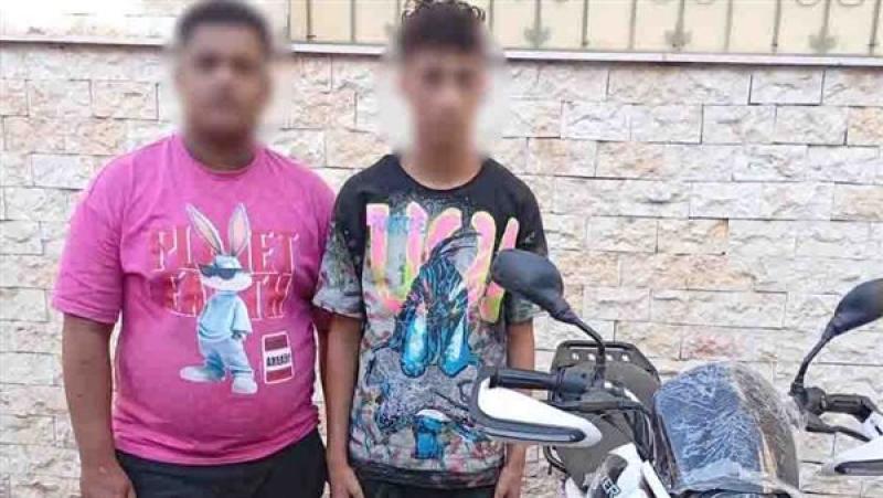 اعترافات شخصين تعديا بالضرب على طفل