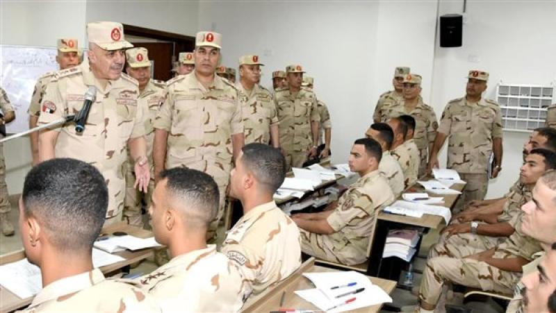رئيس الأركان يتفقد المنظومة التعليمية بالمعاهد العسكرية