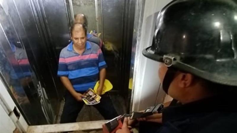 انقاذ شخصًا محتجزًا داخل مصعد