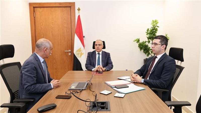 وزير الري خلال متابعة أعمال تطوير السد العالي