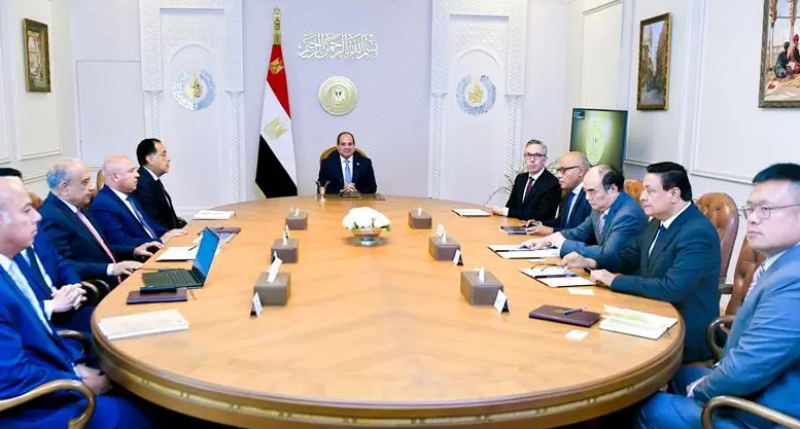 الرئيس السيسي مع «سكاتك» و«صنجرو»