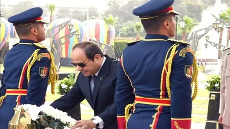 الرئيس السيسي يضع أكاليل الزهور على قبر الجندي المجهول 