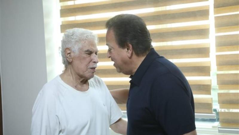 وزير الصحة يزور الكابتن حسن شحاتة