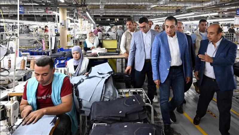 رئيس الوزراء يتفقد مصنع «تي آند سي»