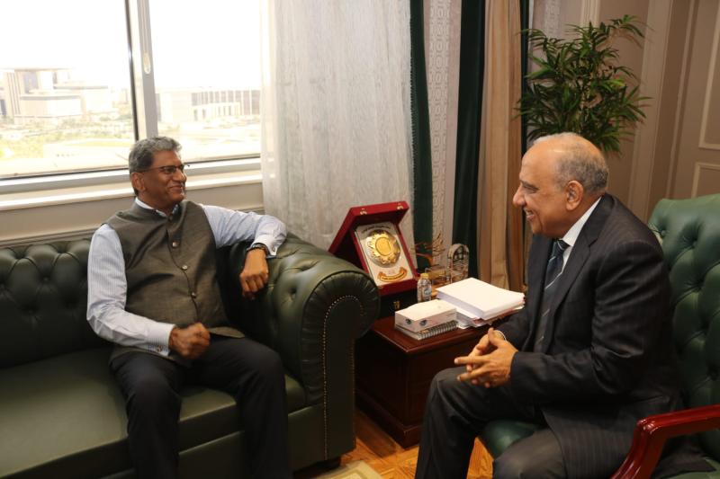 وزير الكهرباء خلال اللقاء