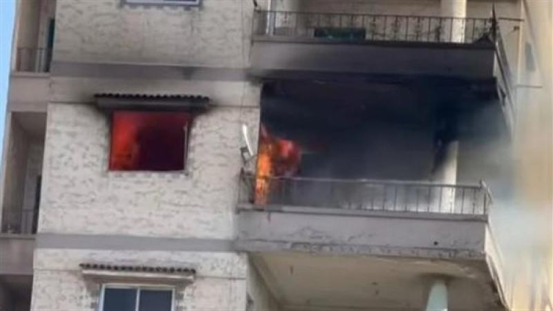 إخماد حريق داخل شقة سكنية