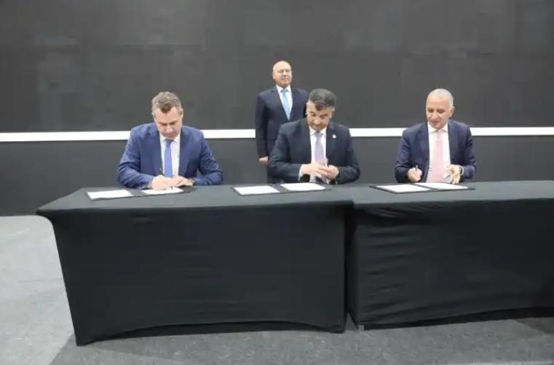 جانب من التوقيع