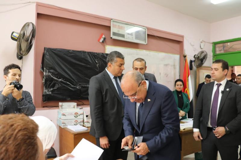 وزير الكهرباء يدلي بصوته