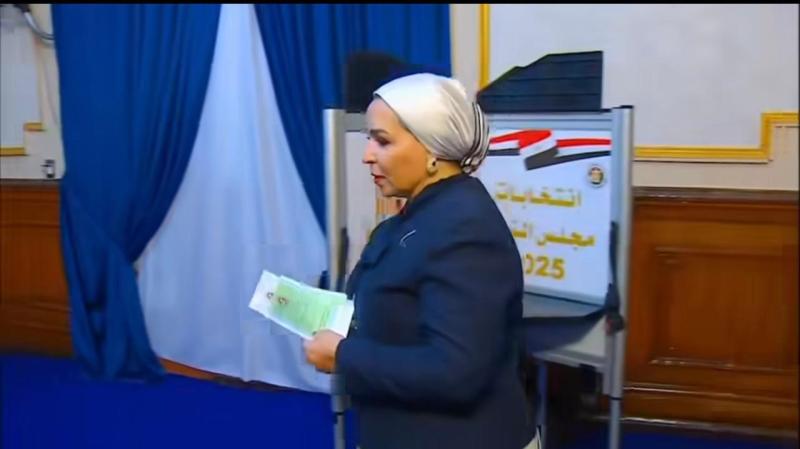 مشاركة السيدة انتصار السيسي بالانتخابات