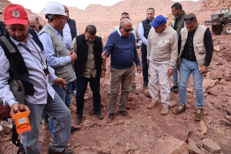 وزير الكهرباء خلال الزيارة