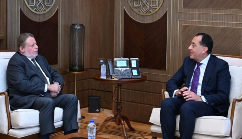 رئيس الوزراء ومحافظ البنك المركزي