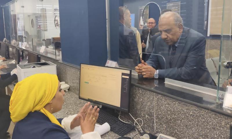 وزير الكهرباء خلال الزيارة