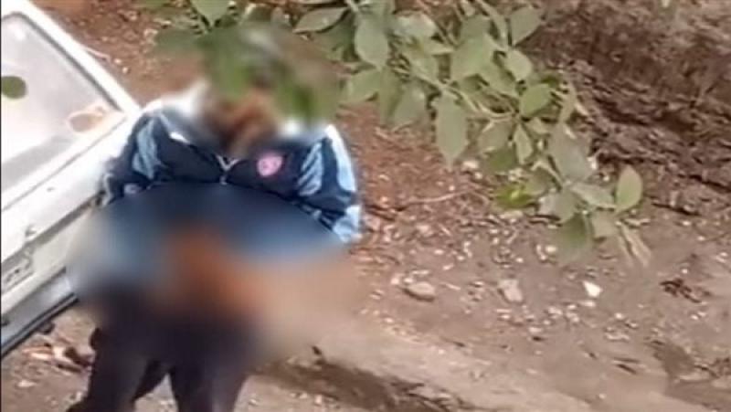 شخص يرتكب أفعالًا منافية للآداب