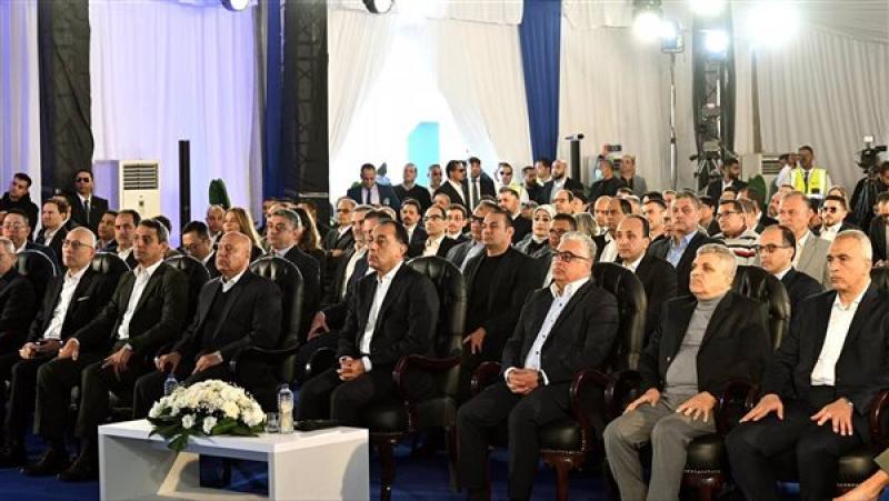 رئيس الوزراء يتفقد محطة البحر الأحمر لتداول الحاويات بميناء السخنة