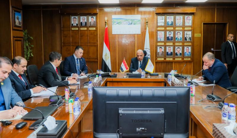 وزير الكهرباء خلال الاجتماع