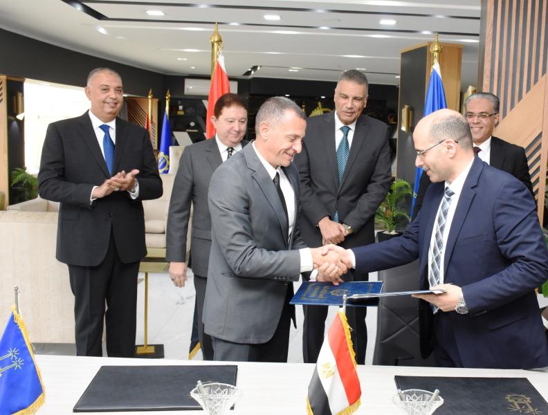 جانب من التوقيع