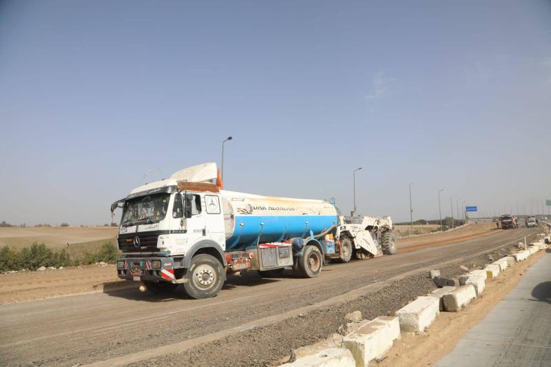 وزير النقل خلال الجولة