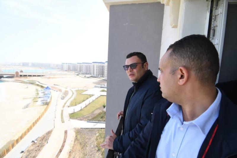 وزير الإسكان من داخل العلمين الجديدة