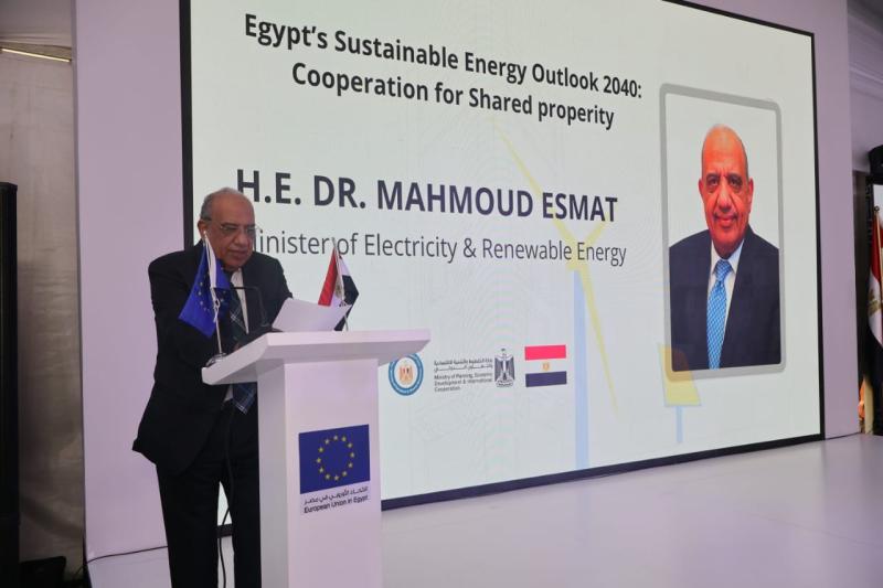 وزير الكهرباء خلال المشاركة بالمؤتمر