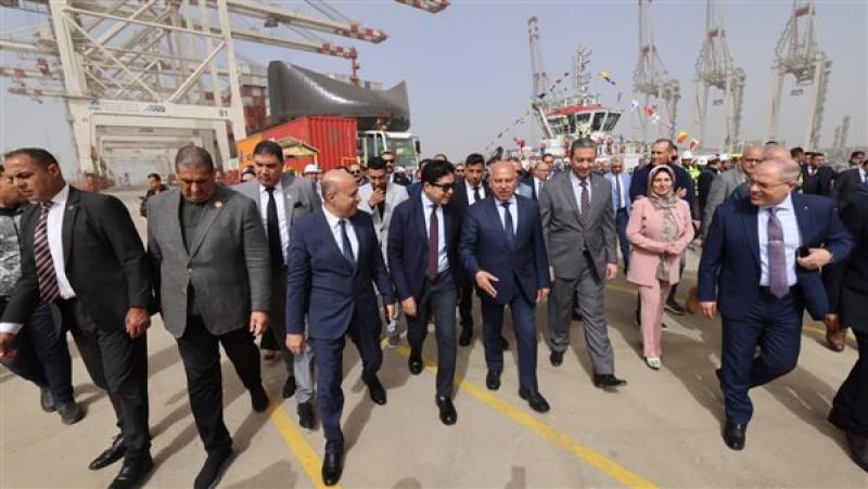 وزير النقل خلال الجولة