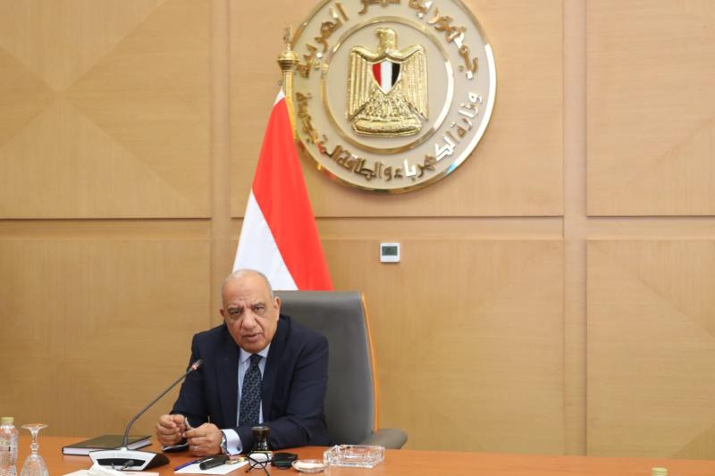 جانب من اجتماع وزير الكهرباء