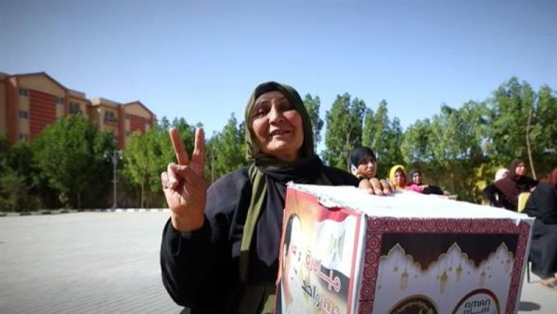 «الداخلية» توزع عبوات غذائية على الفئات الأولى بالرعاية