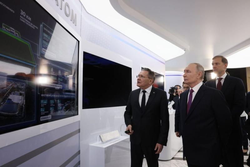 قيادات روساتوم مع الرئيس الروسي
