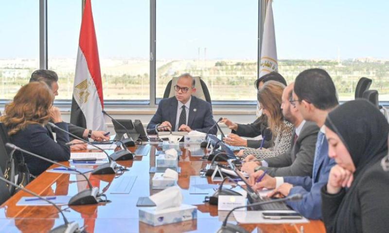 وزير الاستثمار مع البنك الأوروبي