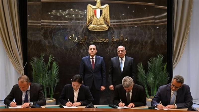 جانب من التوقيع