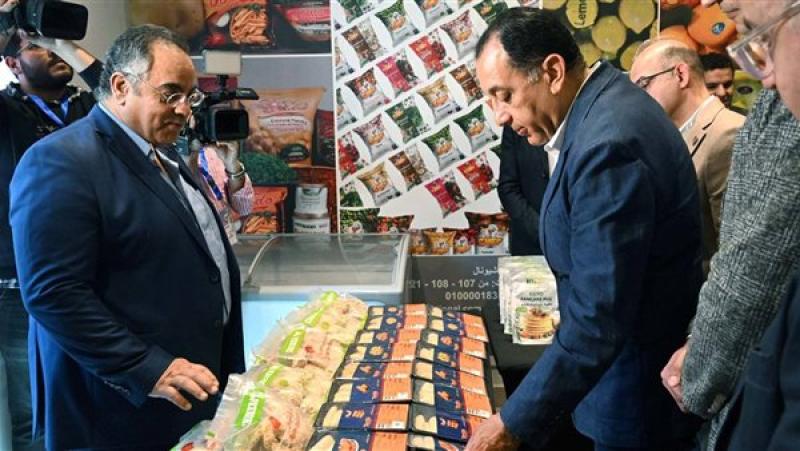 رئيس الوزراء يزور معرض منتجات الشركات الصناعية