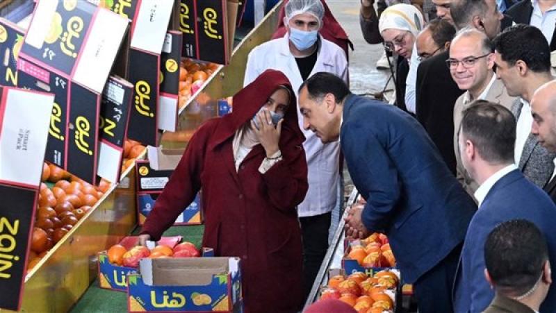 رئيس الوزراء يجري حوارًا وديًا مع العاملين