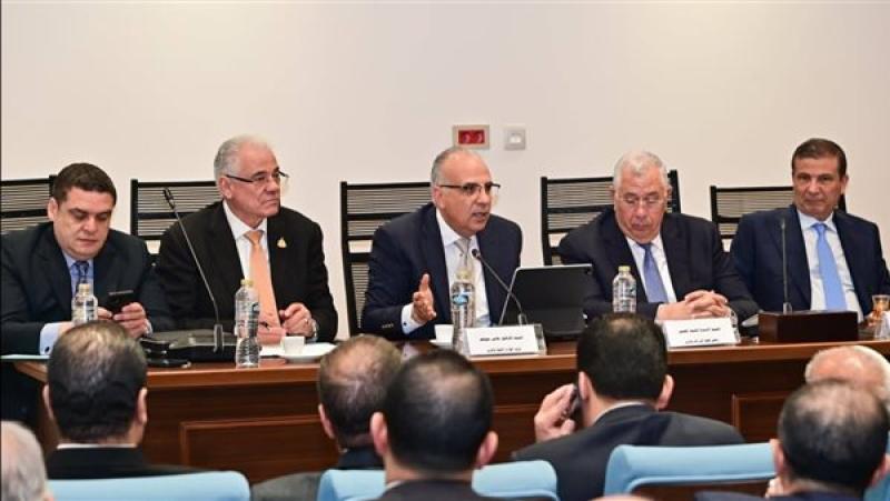 وزير الري خلال الاجتماع